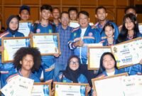 Wali Kota Batam, Amsakar Achmad, bersama sejumlah atlet Batam saat Malam Apresiasi Olahragawan, Pelatih, dan Manajer Olahraga Berprestasi Kota Batam di Hotel Harmoni One, Batam Centre, Sabtu (29/8/2026) malam. Foto: Humas Diskominfo Batam
