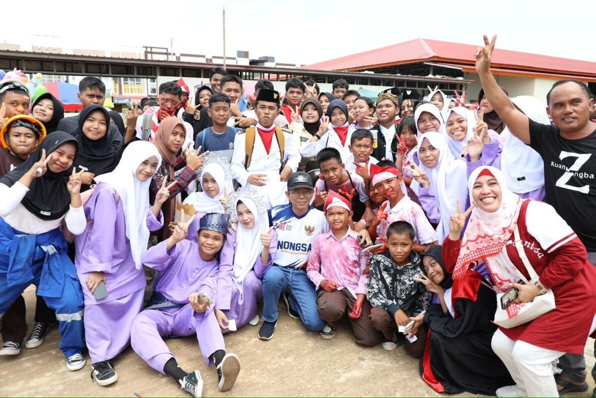 Wali Kota Batam, Amsakar Achmad, bersama peserta Nostalgia di Nongsa di Kompleks Ruko Summerland, Kelurahan Batu Besar, Kecamatan Nongsa, Minggu (30/8/2026). Foto: Humas Diskominfo Batam