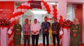 Kepala OJK Kepri Sinar Danandjaya meresmikan Kantor Cabang Digital CIMB Niaga Syariah Batam, Selasa (11/8/2026). Foto: istimewa