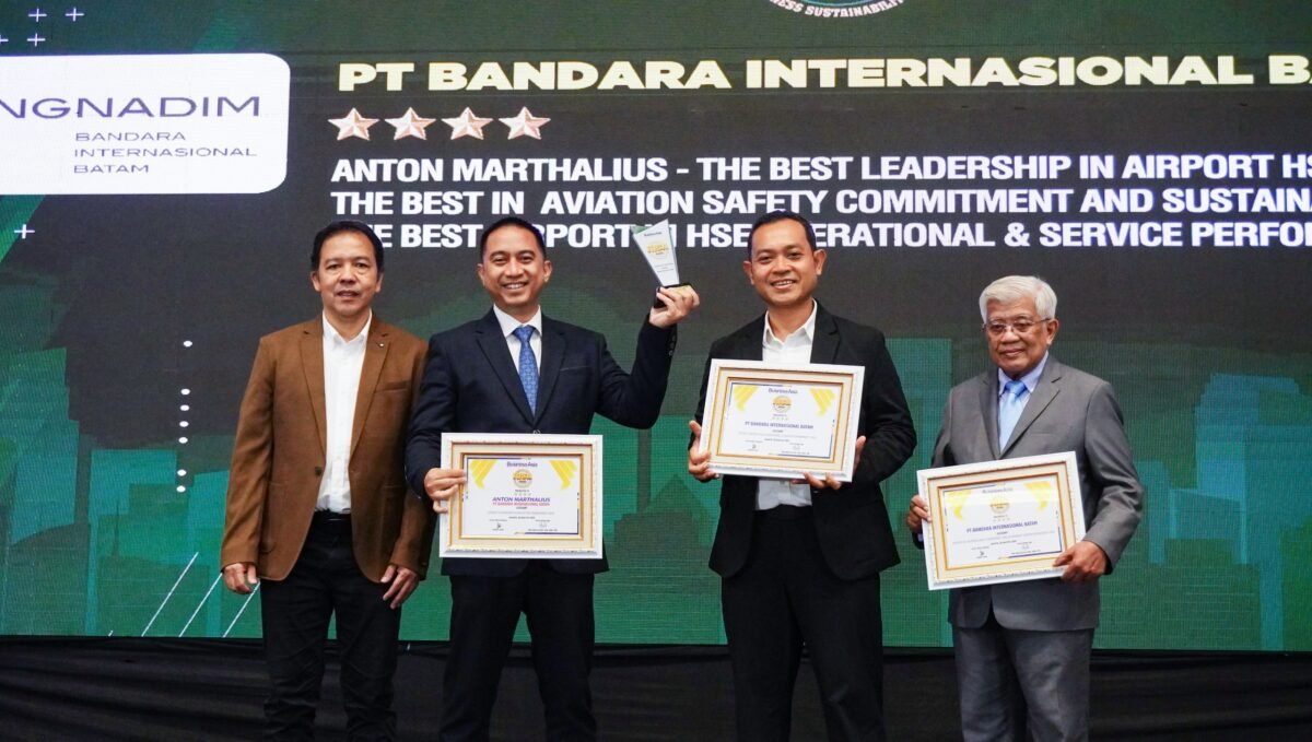 PT Bandara Internasional Batam (PT BIB) menyabet tiga penghargaan dalam ajang Indonesia QHSE & Sustainability Award (IQSA) 2026. Foto: Istimewa