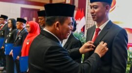 Gubernur Kepri Ansar Ahmad menyematkan Tanda Kehormatan Satyalancana Karya Satya kepada PNS Pemprov Kepulauan Riau di Balairung Wan Seri Beni, Dompak, Jumat (14/8/2026). Sebanyak 610 PNS Pemprov Kepri menerima tanda kehormatan ini di tahun 2026. Foto: Biro ADPIM Pemprov Kepri