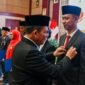 Gubernur Kepri Ansar Ahmad menyematkan Tanda Kehormatan Satyalancana Karya Satya kepada PNS Pemprov Kepulauan Riau di Balairung Wan Seri Beni, Dompak, Jumat (14/8/2026). Sebanyak 610 PNS Pemprov Kepri menerima tanda kehormatan ini di tahun 2026. Foto: Biro ADPIM Pemprov Kepri