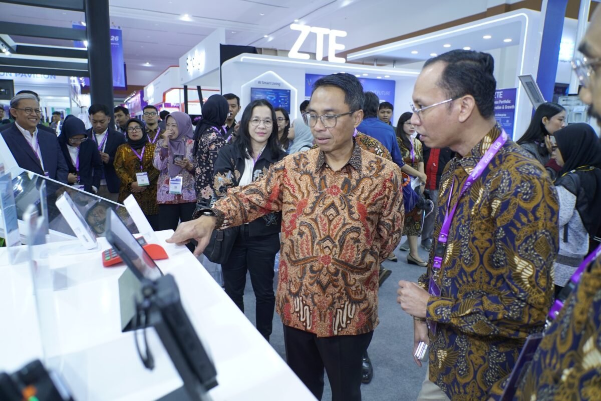 Direktur IT Digital Telkom Faizal Rochmad Djoemadi mengunjungi AI Zone Telkom pada DTI-CX 2026 untuk melihat langsung kapabilitas AIcosystem, termasuk Omni Communication Assistant (OCA). Foto: Istimewa