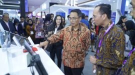 Direktur IT Digital Telkom Faizal Rochmad Djoemadi mengunjungi AI Zone Telkom pada DTI-CX 2026 untuk melihat langsung kapabilitas AIcosystem, termasuk Omni Communication Assistant (OCA). Foto: Istimewa