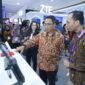Direktur IT Digital Telkom Faizal Rochmad Djoemadi mengunjungi AI Zone Telkom pada DTI-CX 2026 untuk melihat langsung kapabilitas AIcosystem, termasuk Omni Communication Assistant (OCA). Foto: Istimewa