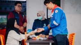 Terminal BBM Sei Siak, Pertamina menyalurkan masker N95 dan oksigen portabel kepada tim lapangan serta masyarakat di Posko Kesehatan Terpadu Penanganan Karhutla Kecamatan Kerumutan, Selasa (25/8/2026). Foto: Istimewa