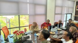 Proses seleksi logo HUT Ke-24 Provinsi Kepulauan Riau di Ruang Kerja Kepala Dinas Komunikasi dan Informatika Provinsi Kepri. Foto: Diskominfo Kepri