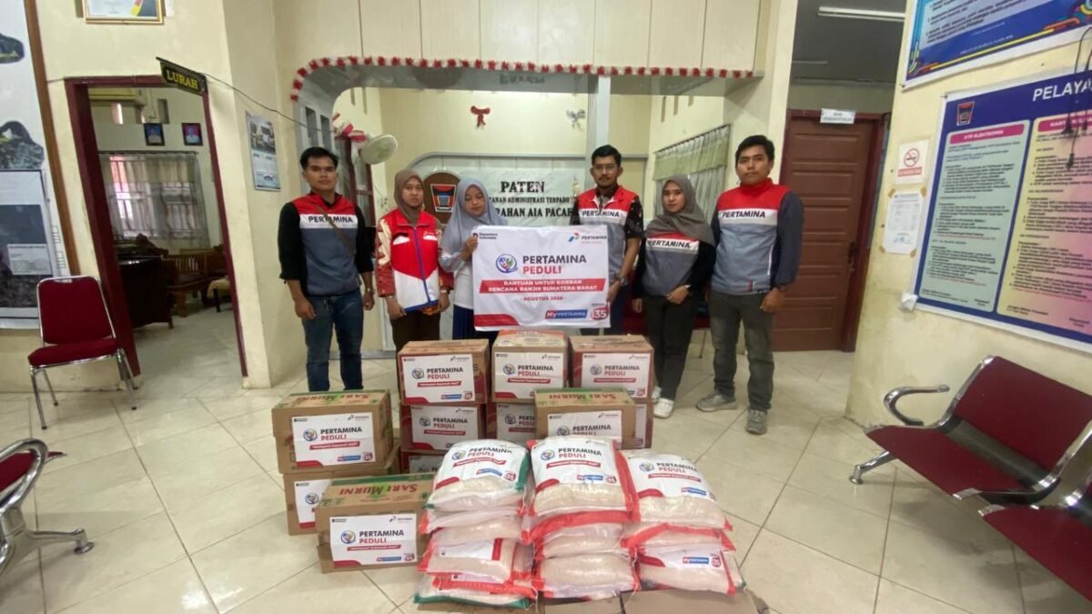 Pertamina Patra Niaga Regional Sumatera Bagian Utara (Sumbagut) menyalurkan bantuan kemanusiaan kepada warga terdampak banjir di Kota Padang, Sumatera Barat. Foto: Istimewa