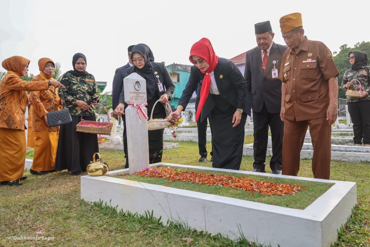 Sekdaprov Kepri Misni bersama para Veteran dan sejumlah pimpinan OPD melaksanakan tabur bunga di makam veteran di Taman Makam Pahlawan Pusara Bhakti Tanjungpinang, Senin (10/8/2026). Tambur bunga dilaksanakan dalam upacara memperingati Hari Veteran tahun 2026. Foto: Diskominfo Kepri