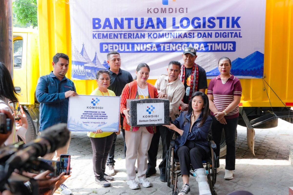  Dirjen KPM Kemkomdigi Fifi Aleyda Yahya menyerahkan bantuan 15 ton logistik dan puluhan perangkat starlink untuk korban gempa di NTT di Kantor Badan Perwakilan NTT, Jakarta, Sabtu (22/8/2026). (Foto: Agus SIswanto/InfoPublik/KPM Kemkomdigi)