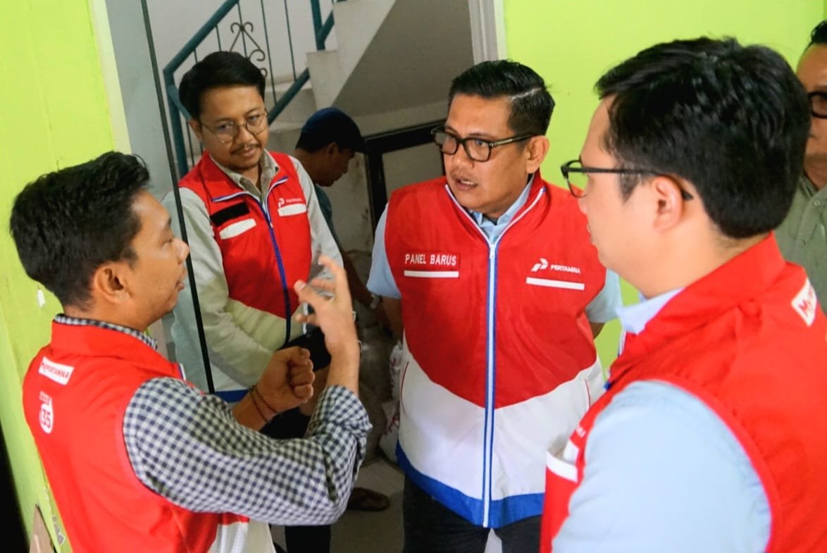 Komisaris PT Pertamina Patra Niaga Panel Barus mengecek kesiapan agen LPG 3 Kg di Batam, Selasa (22/9/2026), di gudang Agen LPG PSO PT Amartha Anugrah Mandiri.