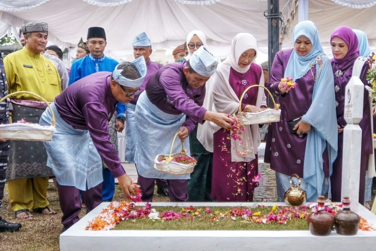 Gubernur Ansar Ahmad dan Wakil Gubernur Nyanyang Haris Pratamura melaksanakan tabur bunga di makam Mantan Gubernur Kepri H Muhammad Sani, Kamis (24/9/2026). (Angga/BIRO ADPIM KEPRI)