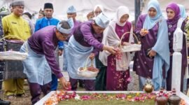 Gubernur Ansar Ahmad dan Wakil Gubernur Nyanyang Haris Pratamura melaksanakan tabur bunga di makam Mantan Gubernur Kepri H Muhammad Sani, Kamis (24/9/2026). (Angga/BIRO ADPIM KEPRI)