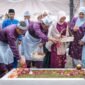 Gubernur Ansar Ahmad dan Wakil Gubernur Nyanyang Haris Pratamura melaksanakan tabur bunga di makam Mantan Gubernur Kepri H Muhammad Sani, Kamis (24/9/2026). (Angga/BIRO ADPIM KEPRI)