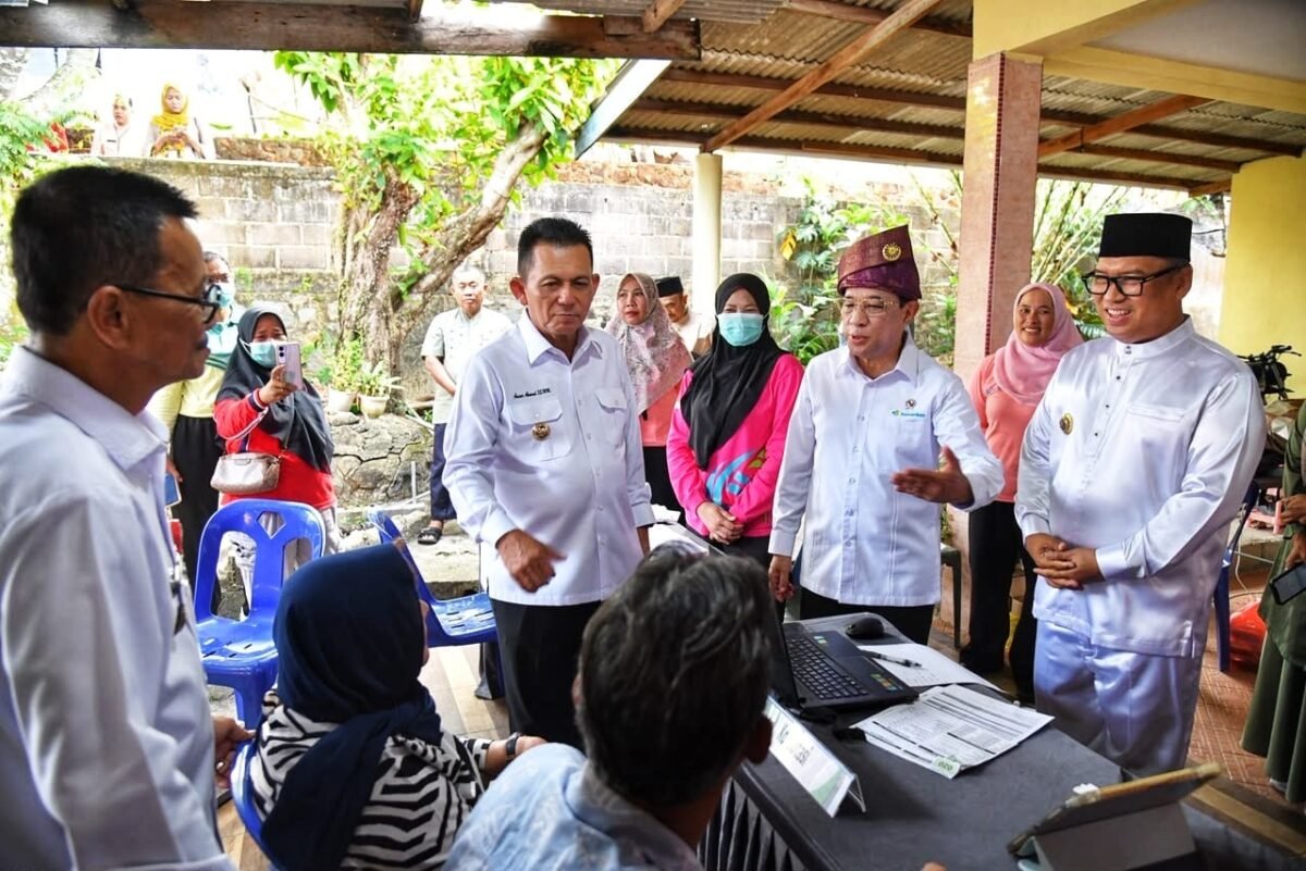 Wamenkes II RI Benjamin Paulus Octavianus didampingi Gubernur Kepri Ansar Ahmad dan Wagub Nyanyang Haris Pratamura berdialog dengan sejumlah lansia di Posyandu Kencana, Kampung Baru, Tanjungpinang, Jumat (11/9/2026). (Eko/BIRO ADPIM KEPRI)