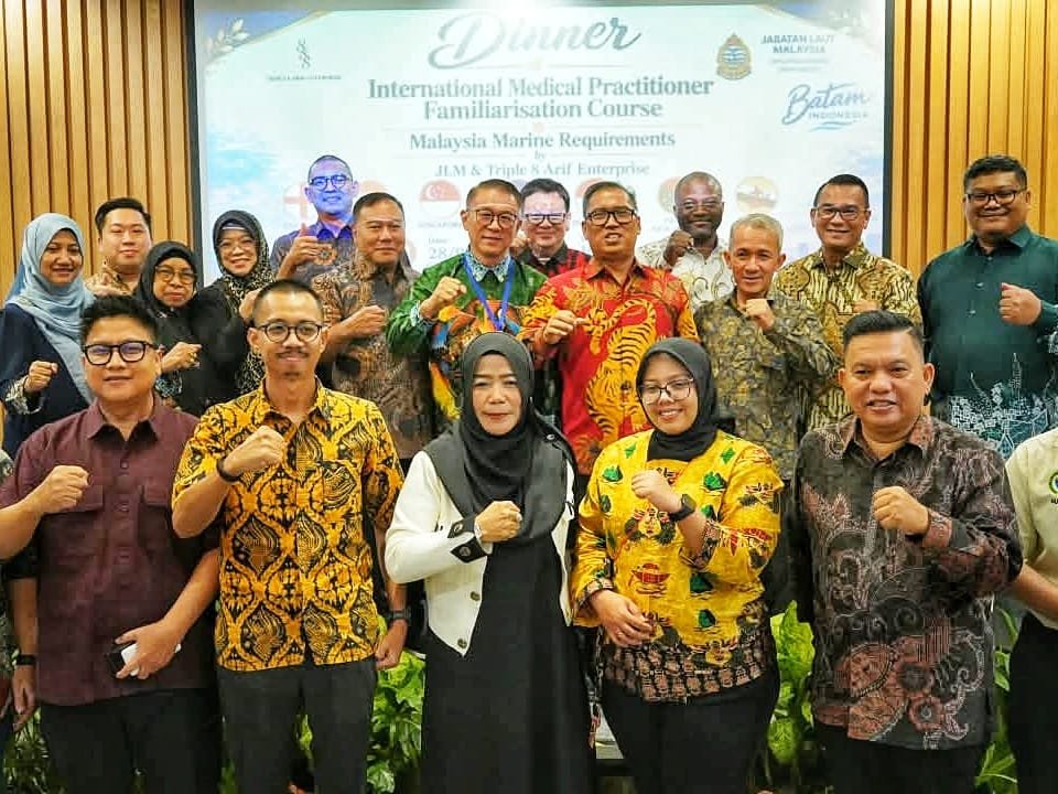 Wakil Gubernur Kepri Nyanyang Haris Pratamura bersama sejumlah praktisi medis internasional dalam sebuah jamuan makan mala digelar di Hotel Harris, Batam, Senin (28/9/2026) malam. (Ziqri)
