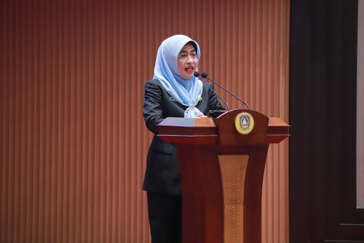 Sekdaprov Kepri menyampaikan jawaban Pemerintah Provinsi Kepri atas pandangan umum Fraksi-fraksi DPRD Kepri terhadap nota keuangan Ranperda Perubahan APBD tahun 2026 dalam rapat sidang utama, Kamis (17/9/2026). (Angga/BIRO ADPIM KEPRI)