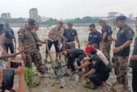 Ormas) di Batam menyatukan langkah melalui aksi tanam 1.000 mangrove di kawasan pantai Tanjung Uma, Kecamatan Lubuk Baja, Minggu (27/9/2026). Foto: Istimewa