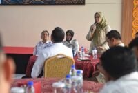 Ketua Dekranasda Provinsi Kepri, Dewi Kumalasari memimpin rapat finalisasi persiapan Dekrafest 2026 di Gedung Dekranasda Kepri, Rabu (16/9/2026). (Dilan)