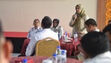 Ketua Dekranasda Provinsi Kepri, Dewi Kumalasari memimpin rapat finalisasi persiapan Dekrafest 2026 di Gedung Dekranasda Kepri, Rabu (16/9/2026). (Dilan)
