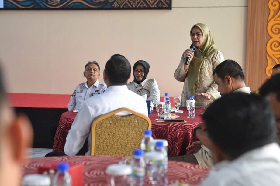 Ketua Dekranasda Provinsi Kepri, Dewi Kumalasari memimpin rapat finalisasi persiapan Dekrafest 2026 di Gedung Dekranasda Kepri, Rabu (16/9/2026). (Dilan)