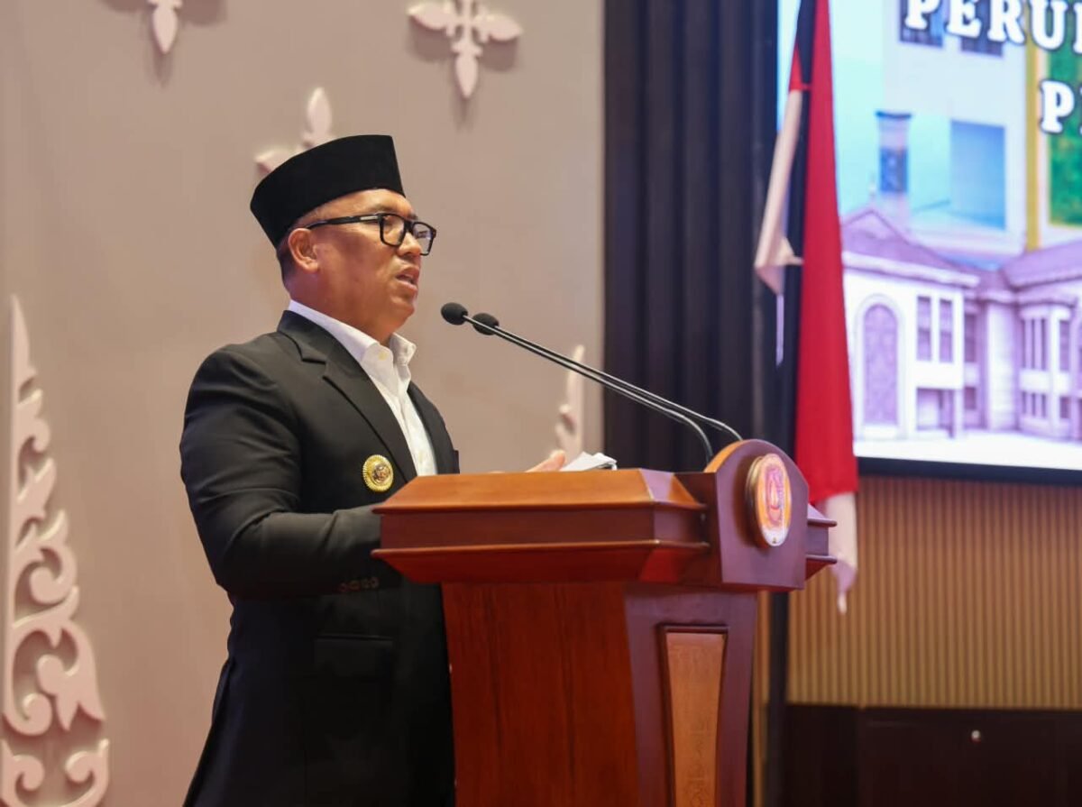 Wakil Gubernur Kepri, Nyanyang Haris Pratamura berpidato dalam rapat paripurna digelar di DPRD Kepri, Dompak, Tanjungpinang, Rabu (16/9/2026). (Harun/DISKOMINFO KEPRI)