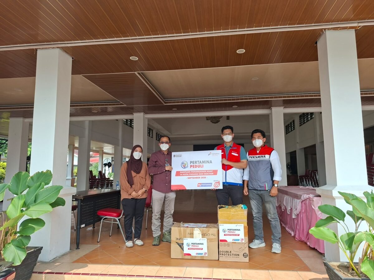 Pertamina Patra Niaga Regional Sumbagut menyalurkan bantuan tersebut melalui BPBD Kota Padang pada Sabtu (12/9/2026). Foto: Istimewa