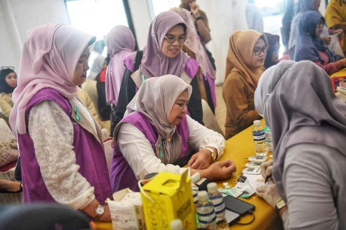 Keta Yayasan Kanker Indonesia Provinsi Kepulauan Riau, Dewi Kumalasari Ansar dalam kegiatan Program Sejuta Vaksin KORPRI untuk ASN dan Keluarga digelar di Balairung Wan Seri Beni, Dompak, Tanjungpinang, Selasa (29/9/2026). (Dilan)