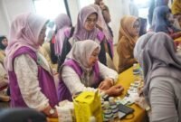 Keta Yayasan Kanker Indonesia Provinsi Kepulauan Riau, Dewi Kumalasari Ansar dalam kegiatan Program Sejuta Vaksin KORPRI untuk ASN dan Keluarga digelar di Balairung Wan Seri Beni, Dompak, Tanjungpinang, Selasa (29/9/2026). (Dilan)