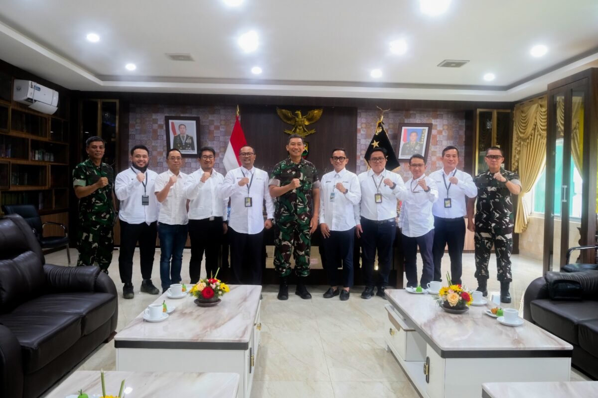 Executive General Manager Pertamina Patra Niaga Regional Sumbagut, Fanda Chrismianto, bersama jajaran manajemen bertemu Panglima Kodam I/Bukit Barisan, Mayjen TNI Hendy Antariksa, beserta jajarannya. Foto: Istimewa