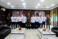 Executive General Manager Pertamina Patra Niaga Regional Sumbagut, Fanda Chrismianto,  bersama jajaran manajemen bertemu Panglima Kodam I/Bukit Barisan, Mayjen TNI Hendy Antariksa, beserta jajarannya. Foto: Istimewa