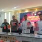 Kapolresta Barelang Kombes Pol Anggoro Wicaksono, menunjukkan barang bukti saat konferensi pers, Senin (31/8/2026).