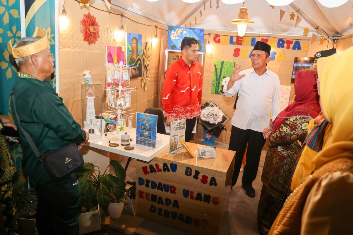 Gubenur Kepri Ansar Ahmad hadir dalam Dekrafest Kepri 2026 digelar di Pelataran Gedung Dekranasda Kepri Creative Space, Minggu (20/9/2026). (Enji/DISKOMINFO KEPRI)