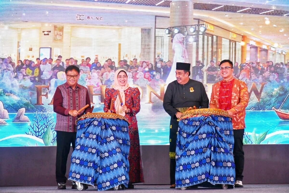 Sekdaprov Kepri turut menabuh gendang, membuka penyelenggaraan Gebyar Melayu Pesisir 2026 digelar di K Square, Batam, Kamis (17/9/2026). (Angga/BIRO ADPIM KEPRI)