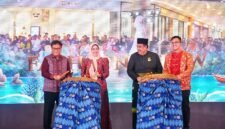 Sekdaprov Kepri turut menabuh gendang, membuka penyelenggaraan Gebyar Melayu Pesisir 2026 digelar di K Square, Batam, Kamis (17/9/2026). (Angga/BIRO ADPIM KEPRI)