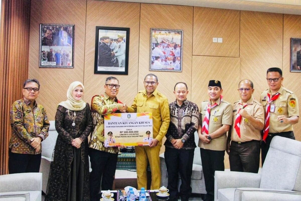 Wakil Gubernur Kepri didampingi Wakil Ketua TP PKK Provinsi Kepulauan Riau, Nenny Dwiyana dan Plt. Kalak BPBD Provinsi Kepulauan Riau Darson, menyerahkan bantuan senilai Rp500 juta untuk korban gempa Flores NTT, diterima Wagub NTT Johni Asadoma, Senin (14/9/2026)