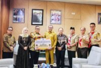 Wakil Gubernur Kepri didampingi Wakil Ketua TP PKK Provinsi Kepulauan Riau, Nenny Dwiyana dan Plt. Kalak BPBD Provinsi Kepulauan Riau Darson, menyerahkan bantuan senilai Rp500 juta untuk korban gempa Flores NTT, diterima Wagub NTT Johni Asadoma, Senin (14/9/2026)