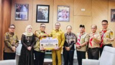 Wakil Gubernur Kepri didampingi Wakil Ketua TP PKK Provinsi Kepulauan Riau, Nenny Dwiyana dan Plt. Kalak BPBD Provinsi Kepulauan Riau Darson, menyerahkan bantuan senilai Rp500 juta untuk korban gempa Flores NTT, diterima Wagub NTT Johni Asadoma, Senin (14/9/2026)