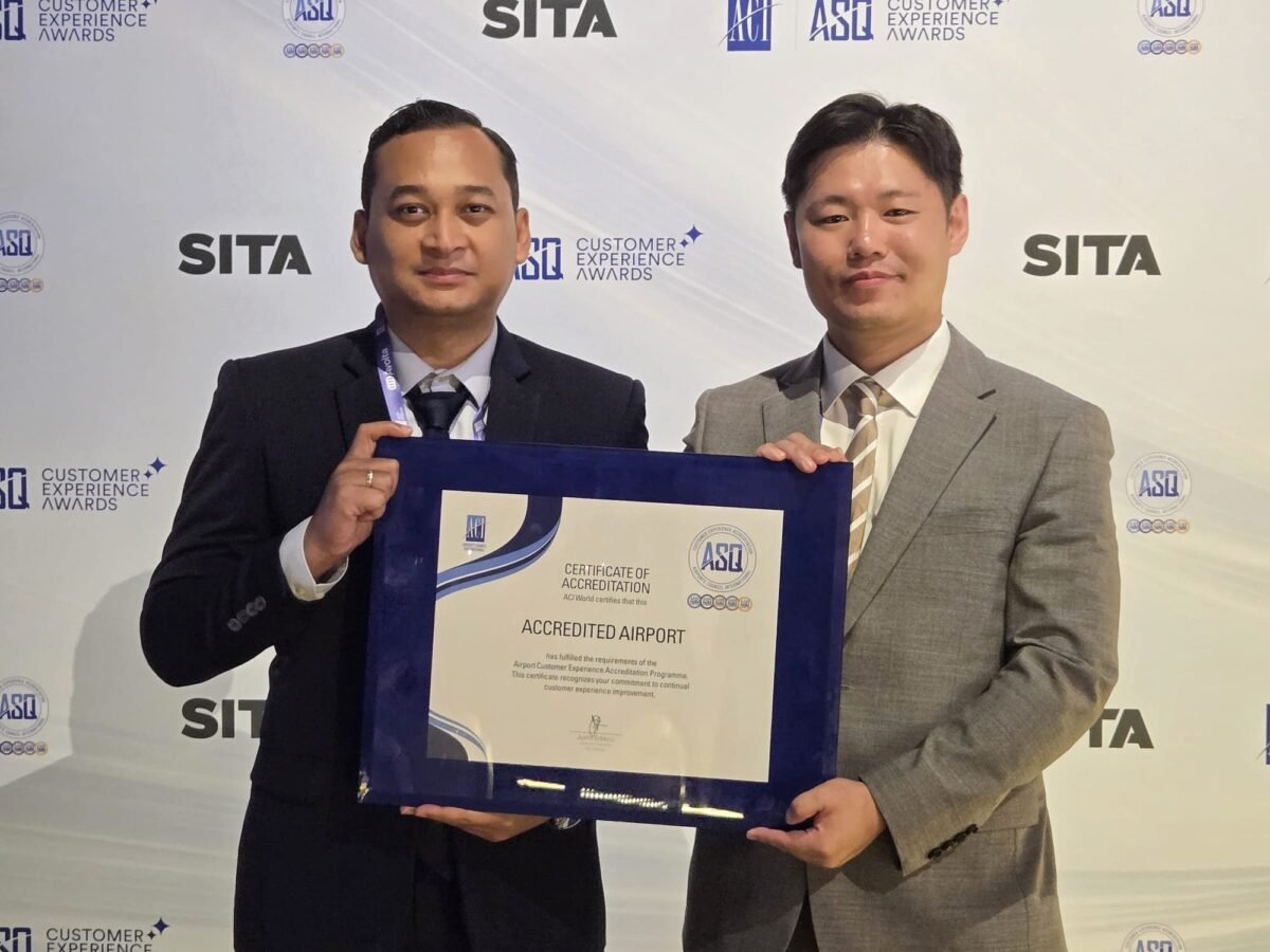 ACI World menyerahkan penghargaan tersebut dalam ACI World Airport Experience Summit 2026 di Istanbul, Türkiye, Rabu (2/9/2026), kepada Direktur Utama PT BIB Annang Setia Budhi. Foto: Istimewa