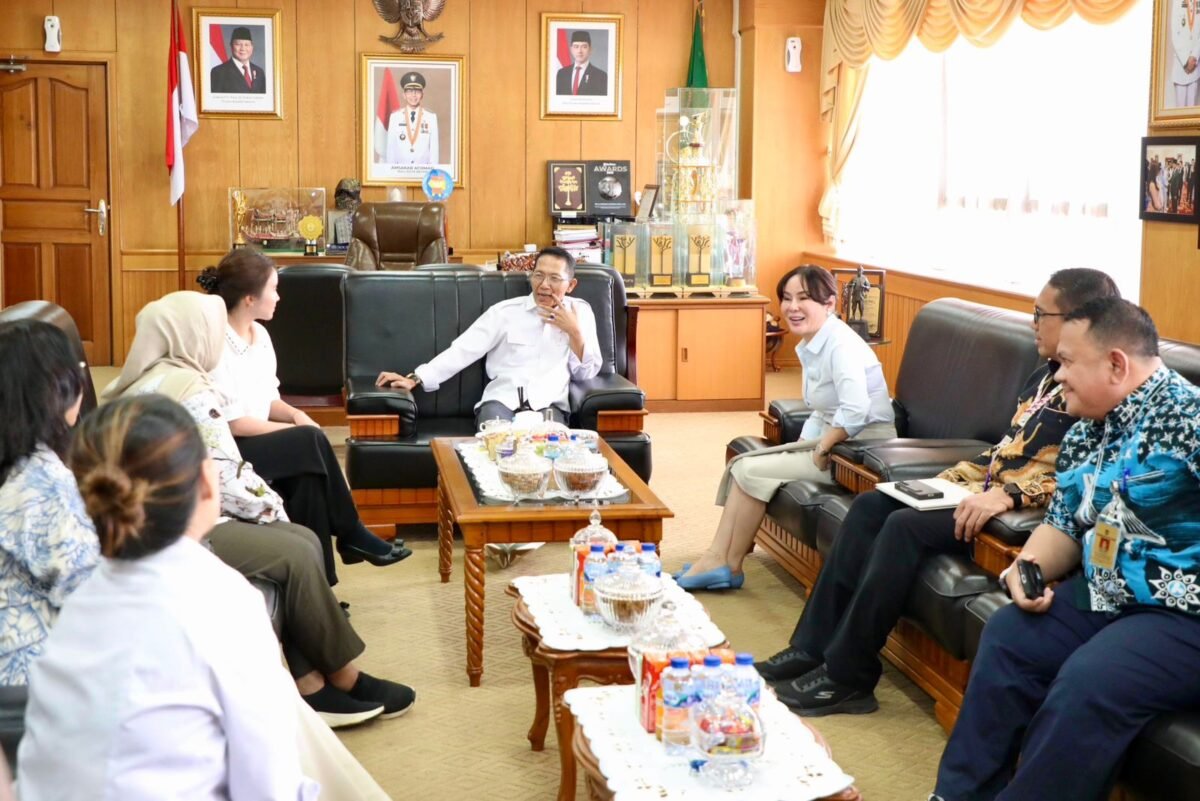 Wali Kota Batam, Amsakar Achmad, bersama Wakil Wali Kota Batam, Li Claudia Chandra, menerima kunjungan kerja pimpinan dan anggota DPRD Kota Tangerang Selatan di Ruang Kerja Wali Kota Batam. Foto: Humas Diskominfo Batam