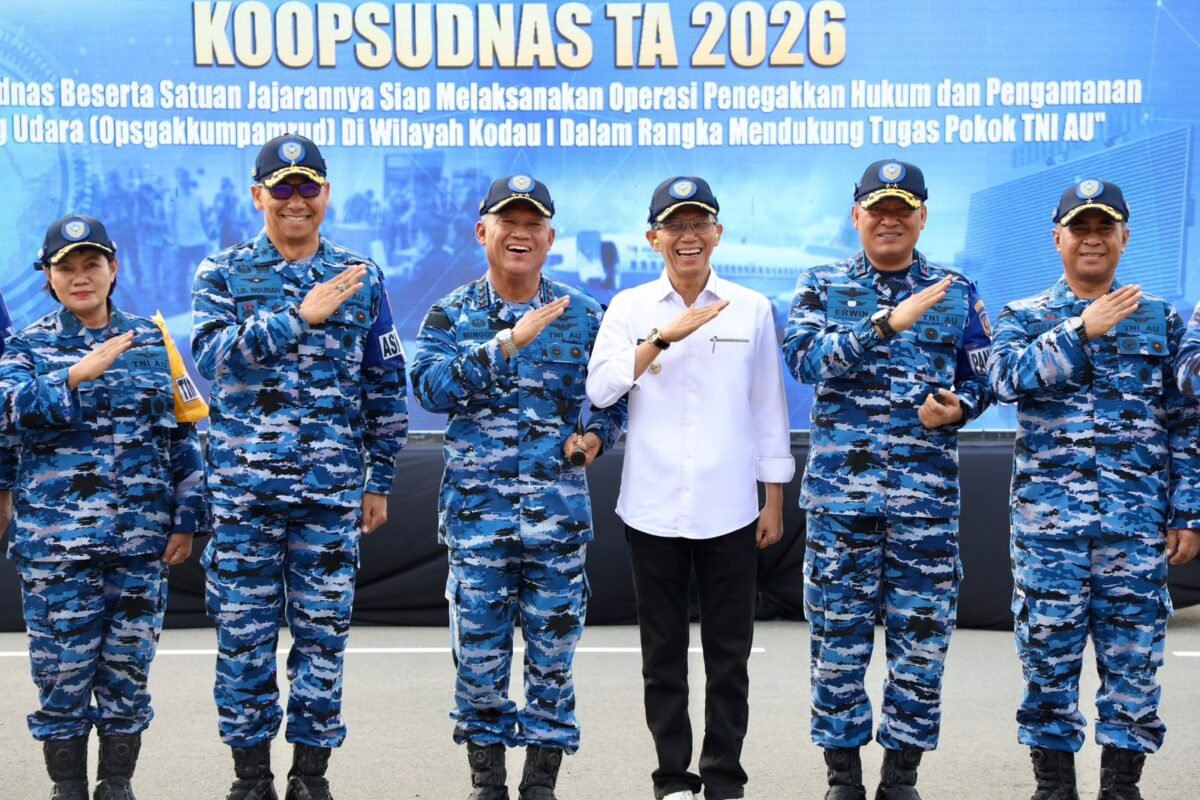 Wali Kota Batam, Amsakar Achmad, menghadiri latihan penanganan pasca-force down Koopsudnas Tahun Anggaran 2026 di Bandara Internasional Hang Nadim Batam, Jumat (11/9/2026). Foto: Humas Diskominfo Batam