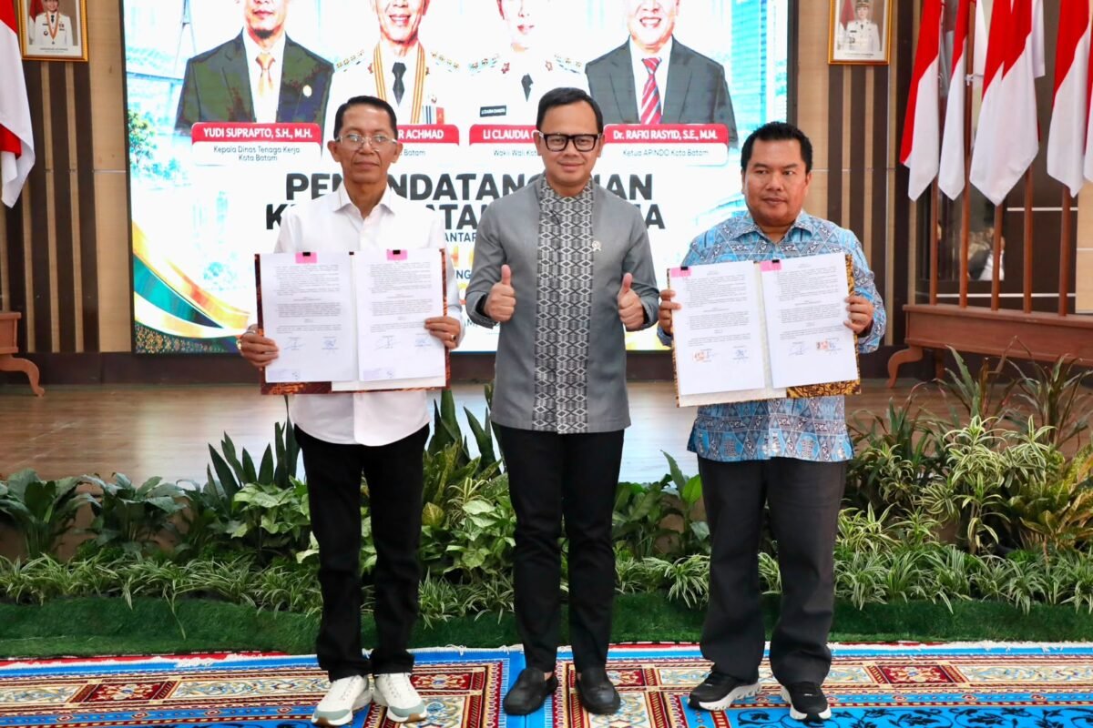 Wali Kota Batam, Amsakar Achmad, menandatangani kesepakatan antar Pemko Batam dan APINDO Batam dan disaksikan Wamendagri, Bima Arya, di Kantor Wali Kota Batam, Jumat (11/9/2026). Foto: Humas Diskominfo Batam