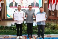 Wali Kota Batam, Amsakar Achmad, menandatangani kesepakatan antar Pemko Batam dan APINDO Batam dan disaksikan Wamendagri, Bima Arya, di Kantor Wali Kota Batam, Jumat (11/9/2026). Foto: Humas Diskominfo Batam