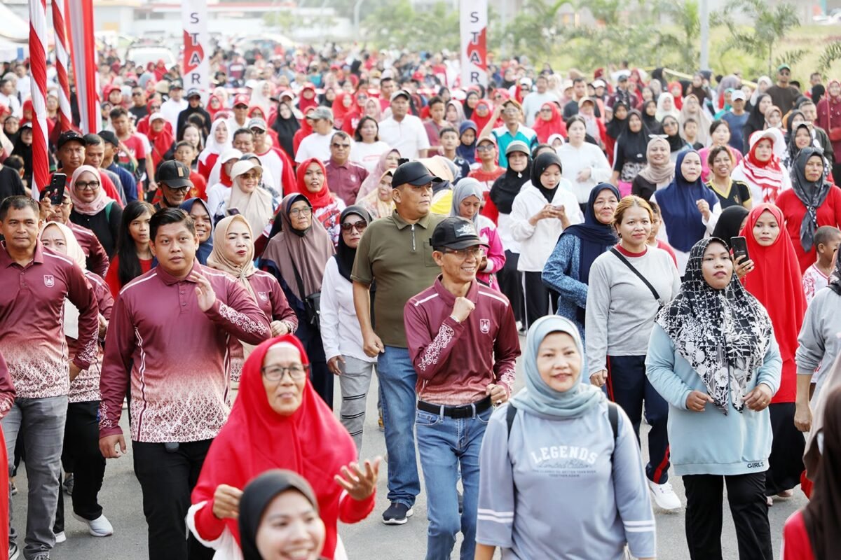 Wali Kota Batam, Amsakar Achmad, jalan santai bersama ribuan warga dalam acara Senam Sehat dan Jalan Santai Batu Ampar 2026 di Taman Pacific Hotel Batam, Kecamatan Batu Ampar, Minggu (13/9/2026). Foto: Humas Diskominfo Batam