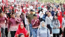 Wali Kota Batam, Amsakar Achmad, jalan santai bersama ribuan warga dalam acara Senam Sehat dan Jalan Santai Batu Ampar 2026 di Taman Pacific Hotel Batam, Kecamatan Batu Ampar, Minggu (13/9/2026). Foto: Humas Diskominfo Batam