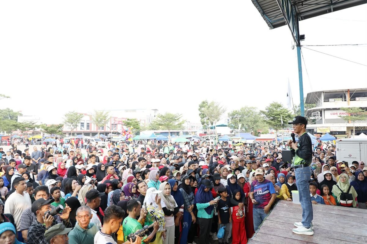 Wali Kota Batam, Amsakar Achmad, menyampaikan sambutan saat menghadiri KFJS di Lapangan SP Plaza, Minggu (13/9/2026). Foto: Humas Diskominfo Kota Batam