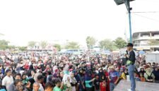 Wali Kota Batam, Amsakar Achmad, menyampaikan sambutan saat menghadiri KFJS di Lapangan SP Plaza, Minggu (13/9/2026). Foto: Humas Diskominfo Kota Batam