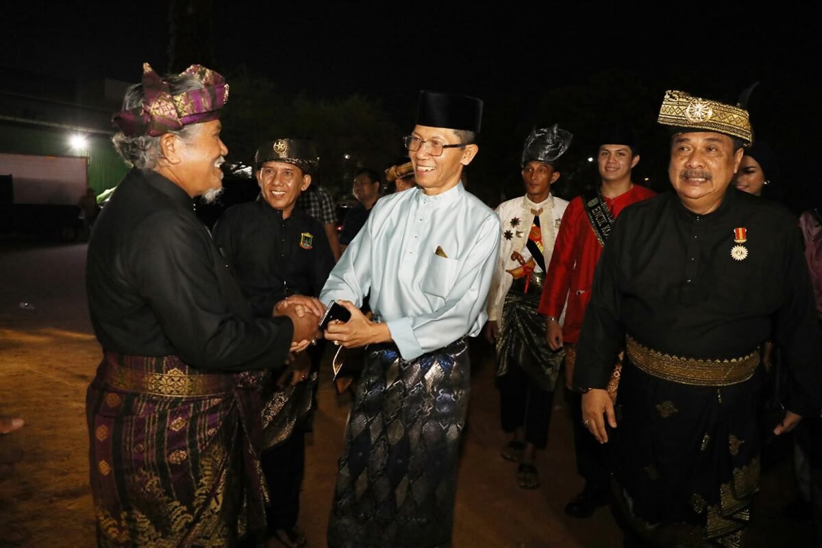 Walikota Batam Amsakar Achmad hadir dalam penutupan Sembang Budaye Lembaga Adat Melayu (LAM) enam kecamatan wilayah timur di Lapangan Bola Legenda Malaka, Kelurahan Baloi Permai, Kecamatan Batam Kota, Minggu (13/9) malam. Foto: Humas Diskominfo Batam