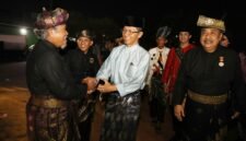 Walikota Batam Amsakar Achmad hadir dalam penutupan Sembang Budaye Lembaga Adat Melayu (LAM) enam kecamatan wilayah timur di Lapangan Bola Legenda Malaka, Kelurahan Baloi Permai, Kecamatan Batam Kota, Minggu (13/9) malam. Foto: Humas Diskominfo Batam