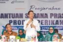 Wali Kota Batam, Amsakar Achmad, didampingi Ketua TP-PKK Batam, Erlita Amsakar, dan Kepala Dinas Perikanan Kota Batam, Yudi Atmajianto, menyampaikan sambutan saat penyerahan bantuan sarana dan prasarana kepada kelompok pengolah dan pemasaran hasil perikanan di Sagulung, Senin (14/9/2026). Foto: Humas Diskominfo Batam